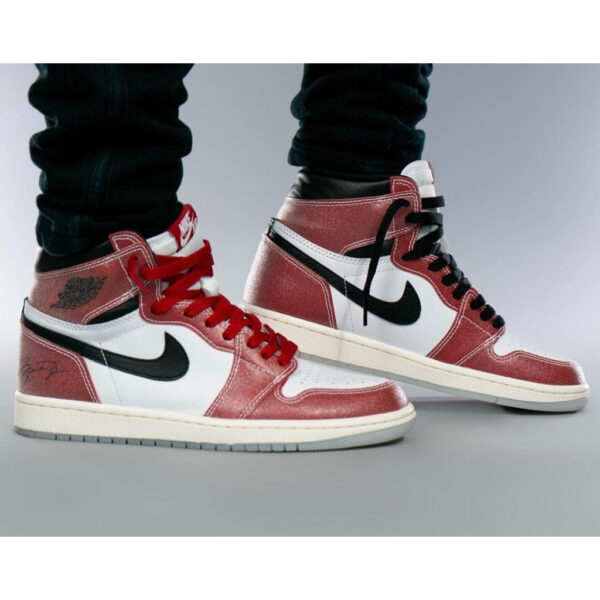 Trophy Room x Air Jordan 1 Retro High OG SP Chicago Friends & Family