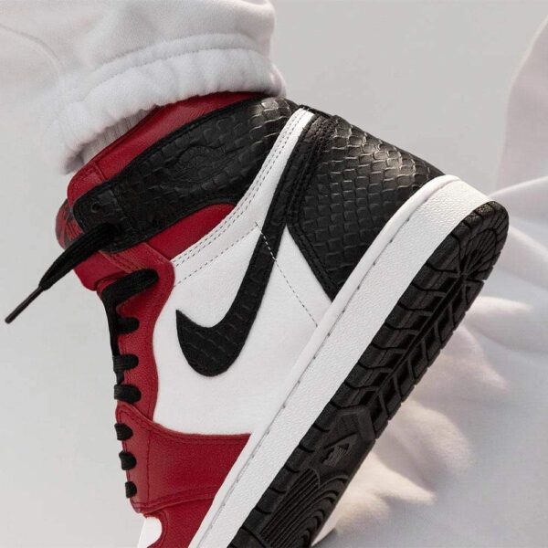 Air Jordan 1 Retro High Satin Snake Chicago