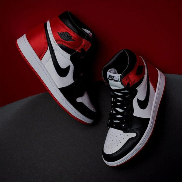 Air Jordan 1 Wmns Retro High ‘Satin Black Toe’