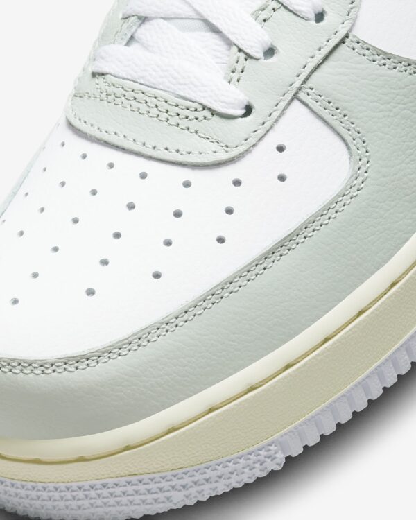 Air Force 1 ’07 LV8 Light Silver