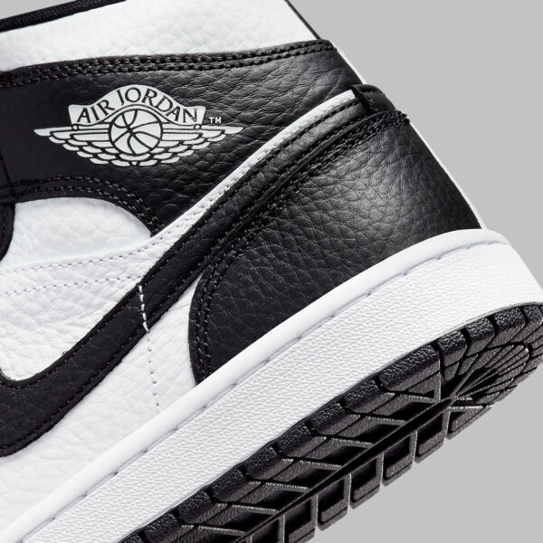 Air Jordan 1 Mid Appears In The Split-Blocked Arrangement