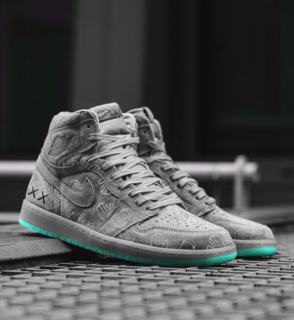 KAWS x AIR JORDAN 1